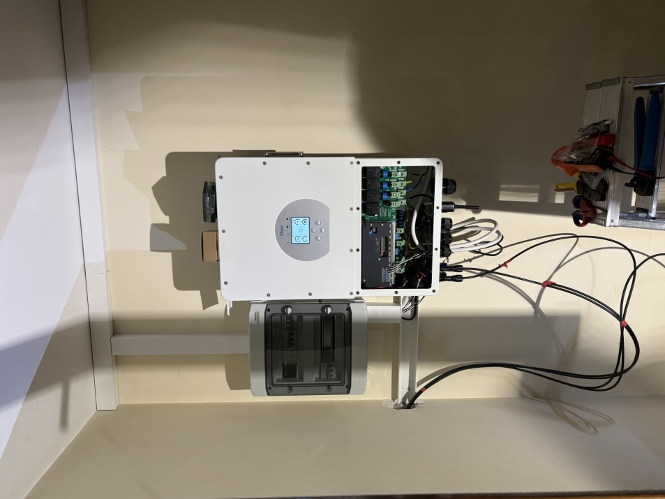 Хибридна покривна ФтЕЦ с мощност 10 kWр - гр.Банкя