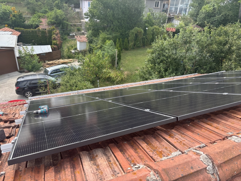 Хибридна покривна ФтЕЦ с мощност 7.65 kWр - гр. Габрово
