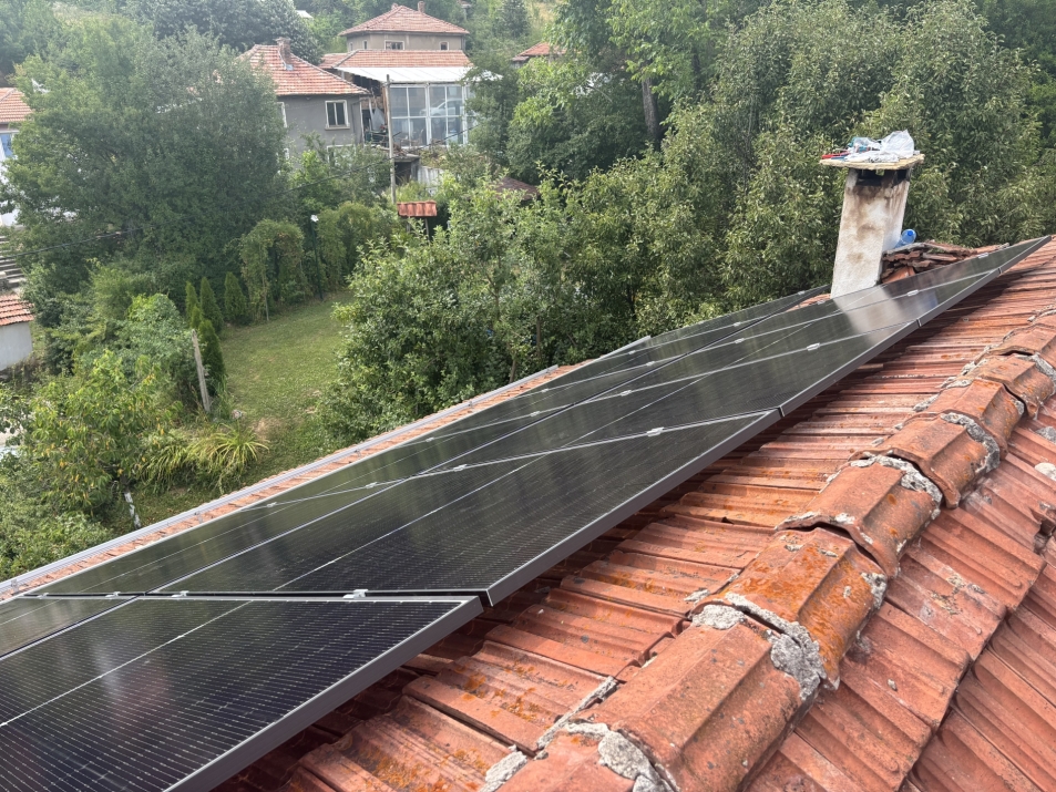 Хибридна покривна ФтЕЦ с мощност 7.65 kWр - гр. Габрово