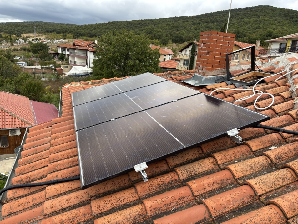Хибридна покривна ФтЕЦ с мощност 10 kWр - с. Кошарица